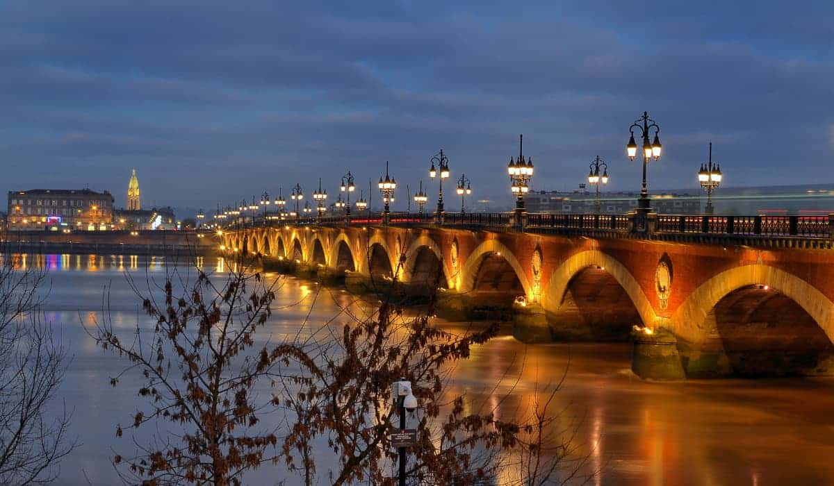 La ciudad francesa Burdeos reducirá su alambrado nocturno durante la madrugada con fines de ahorro y cuidado del medioambiente-1