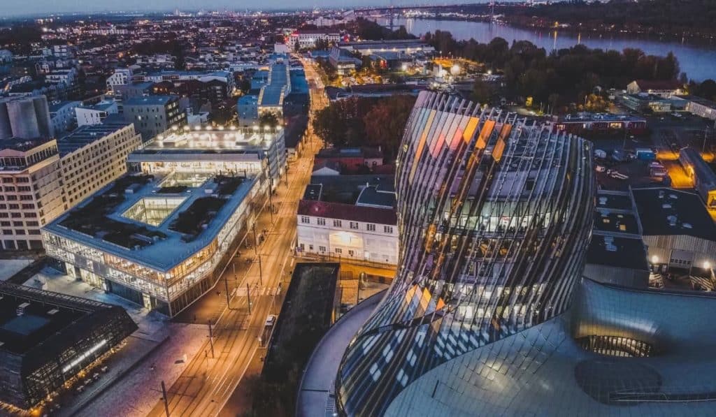 La ciudad francesa Burdeos reducirá su alambrado nocturno durante la madrugada con fines de ahorro y cuidado del medioambiente