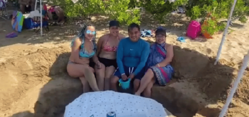Una familia se hace viral por hacer su propia mesa con arena image image 48