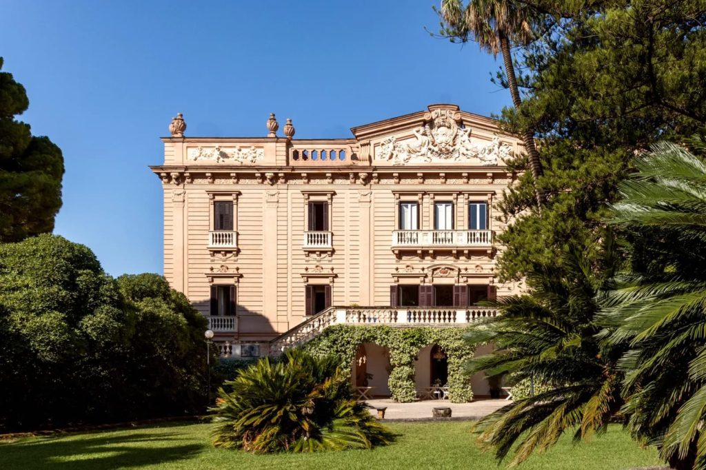 Este palazzo italiano deslumbra en una serie y ahora puedes encontrarlo disponible en Airbnb para una estadía en las costas de Sicilia