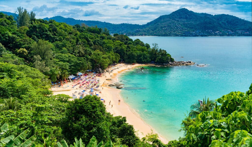 Tailandia cobrará una tasa de 300 baht a turistas y viajeros extranjeros que lleguen en avión al país