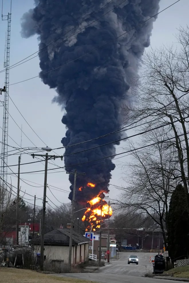 image descarrilamiento de un tren Tras el descarrilamiento de un tren con toxicos un pueblo de 4.700 habitantes teme ser el nuevo Chernobil 5