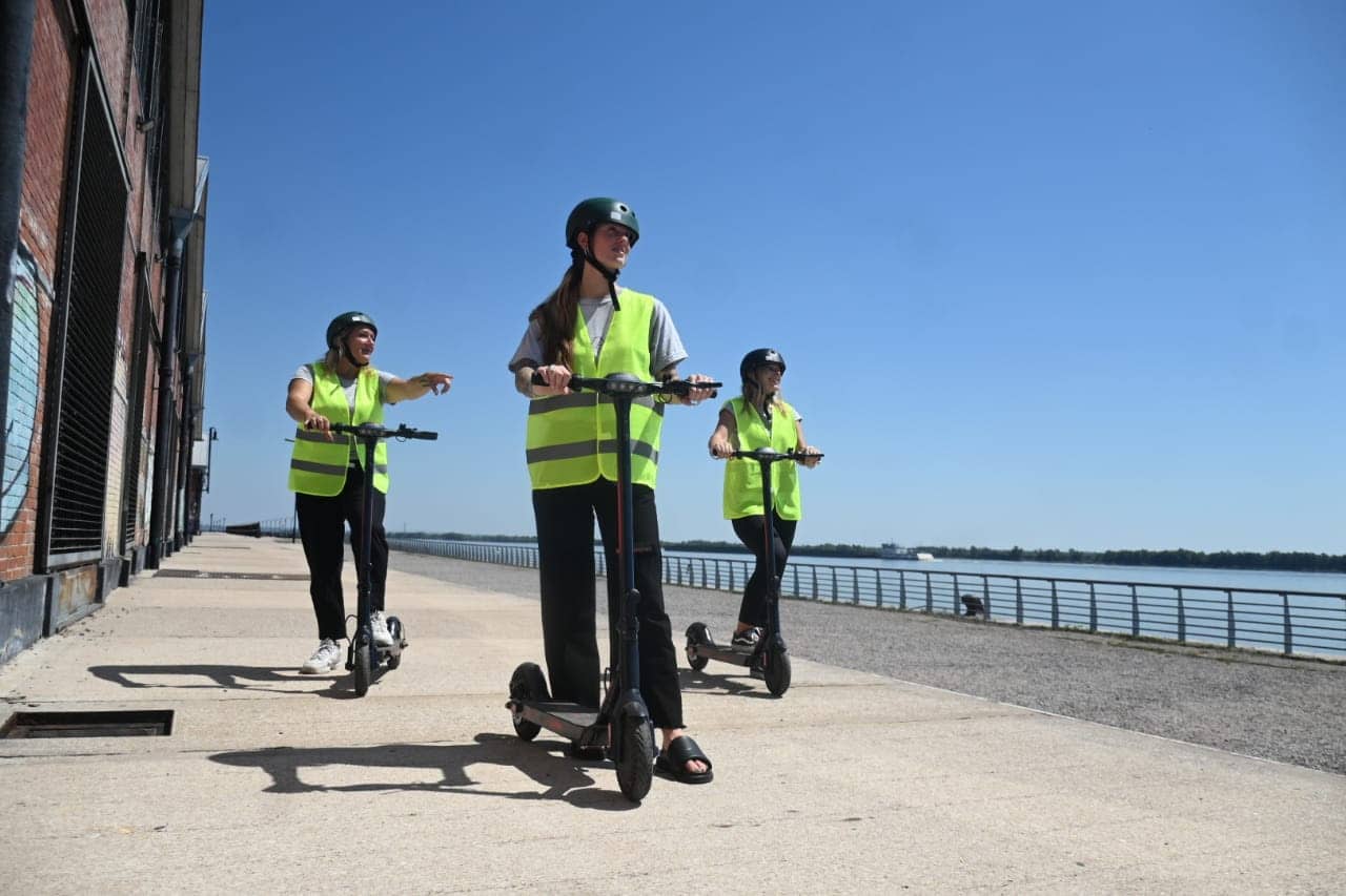 Una ciudad argentina lanza recorridos guiados en monopatines eléctricos como una nueva forma de hacer turismo-2