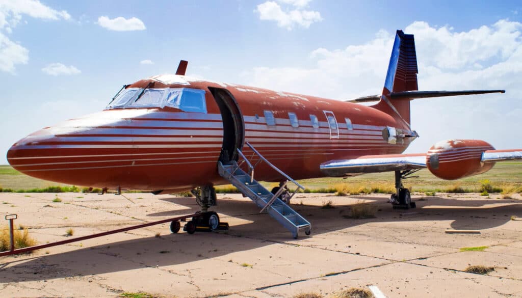 Así luce el avión privado de Elvis Presley que estuvo 40 años abandonado en el desierto