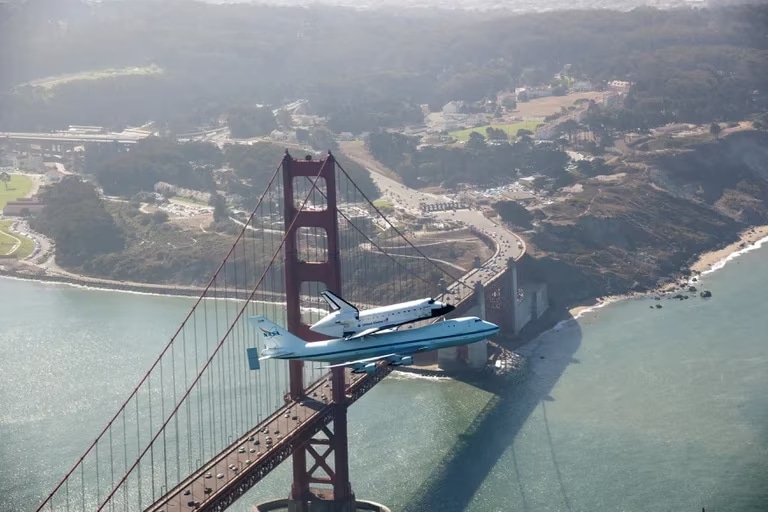 Un Boeing 747 lleva al transportador Endeavour en San Francisco (Reuters)
