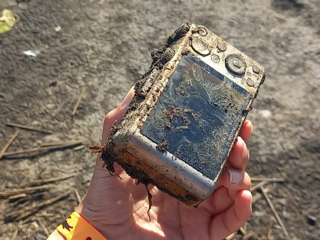 Viral: Encontró una cámara de fotos que estuvo casi seis años bajo el agua y busca a la familia para devolverla