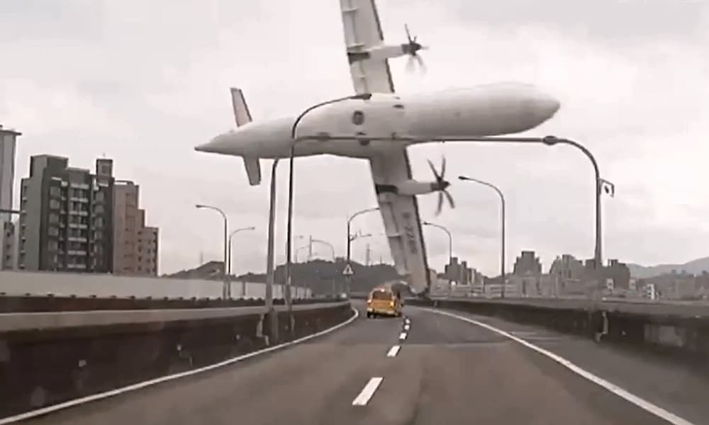 choque entre avión y txi (1)