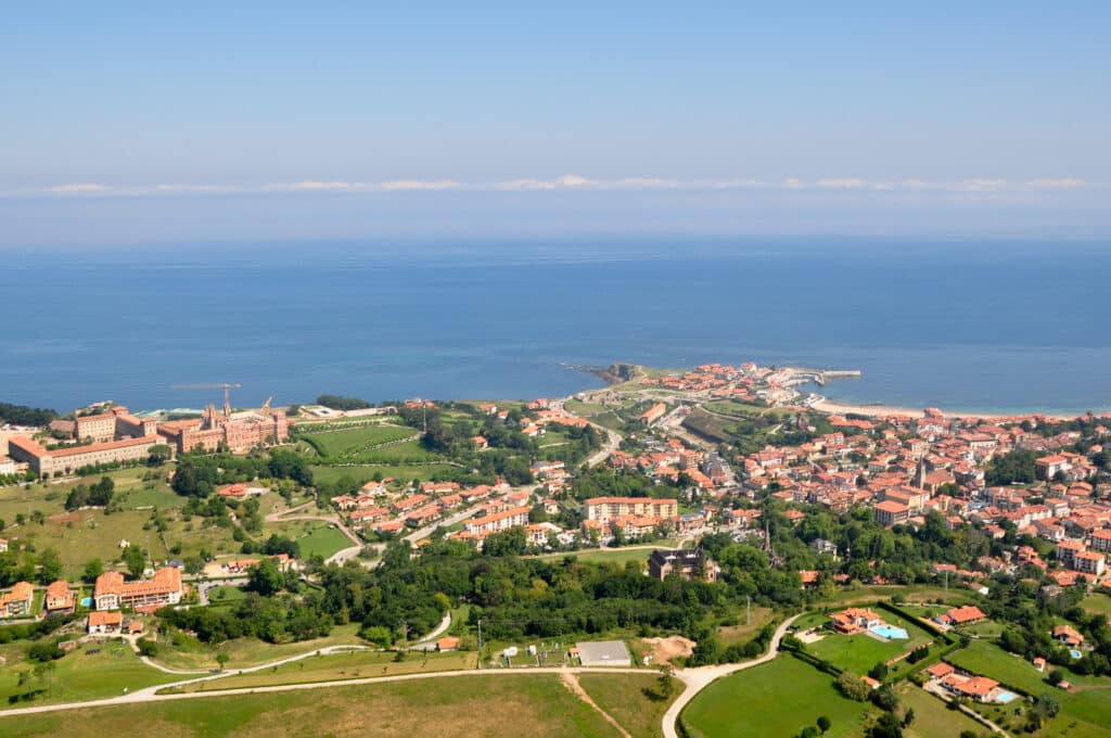 image mejores pueblos de España comillas turismo espana