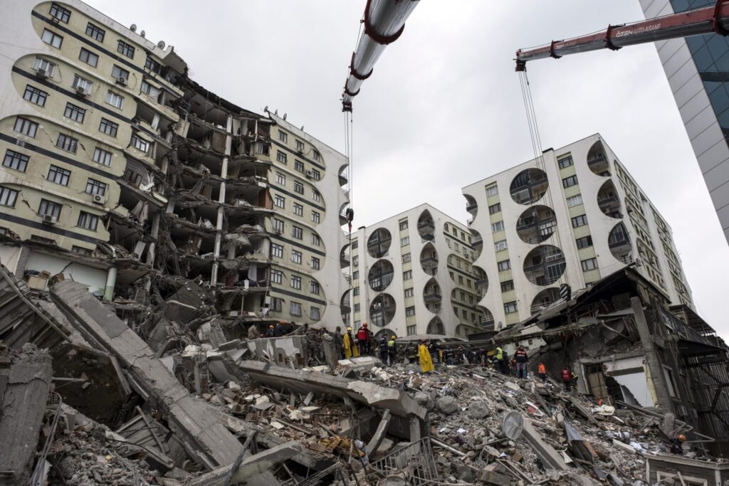 El número de víctimas por el terremoto en Turquía y Siria asciende a 5.000 y se estima que otras 25.000 personas han resultado heridas