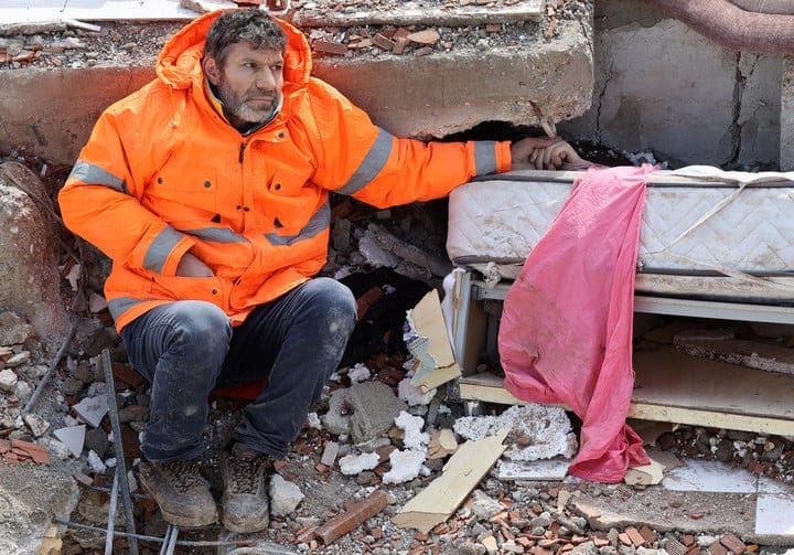 Un padre sosteniendo la mano de su hija fallecida protagoniza una de las secuencias más crudas del terremoto en Turquía y Siria