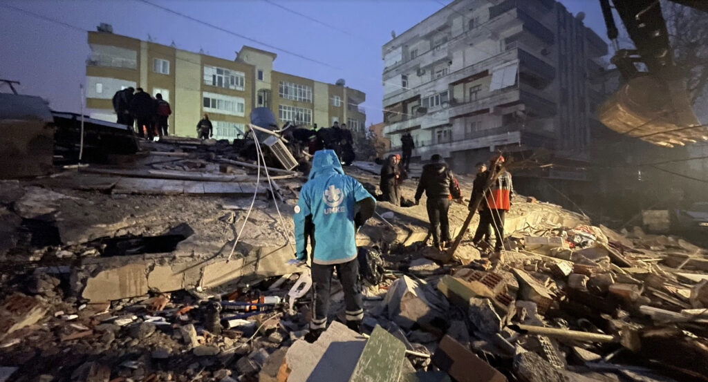 Fuerte terremoto de magnitud 7,7 deja daños impresionantes en Turquía y Siria: entre 1.400 muertos y más de 5.300 heridos