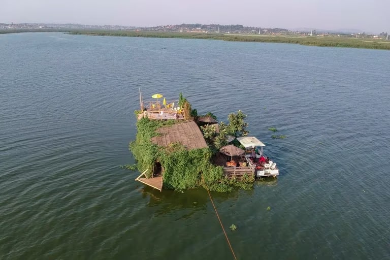 Este asombroso barco turístico fue construido a partir de basura reciclada del lago Victoria-1