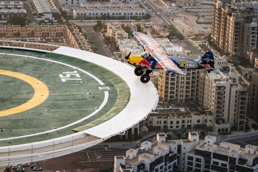 image aterrizaje de un avión Luke Czepiela flying over Dubai in Red Bull plane 1024x682 1