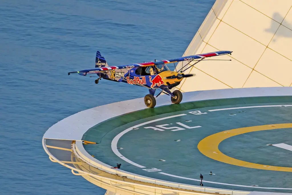 image aterrizaje de un avión Luke Czepiela red bull 2