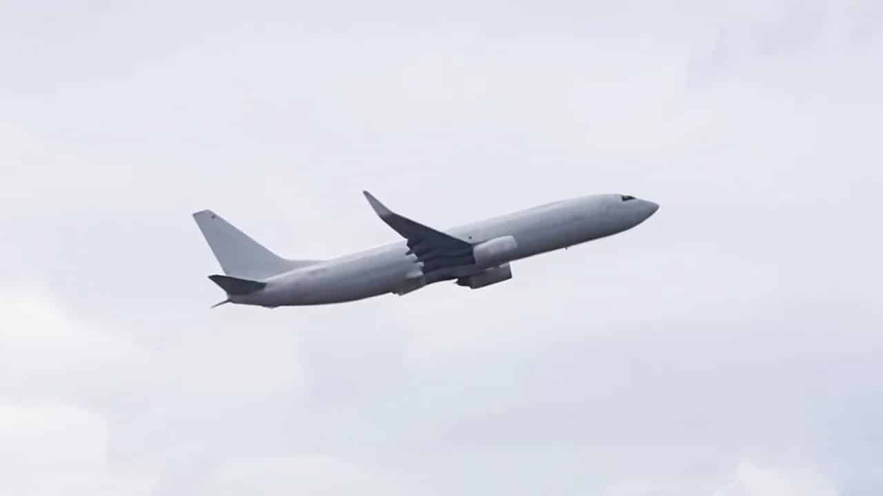 Sin ventanas, sin logo y sin bandera el insólito avión que aterrizó en un aeropuerto argentino y generó sorpresas-1