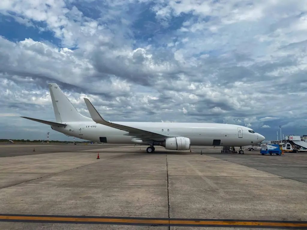 Sin ventanas, sin logo y sin bandera: el insólito avión que aterrizó en un aeropuerto argentino y generó sorpresas