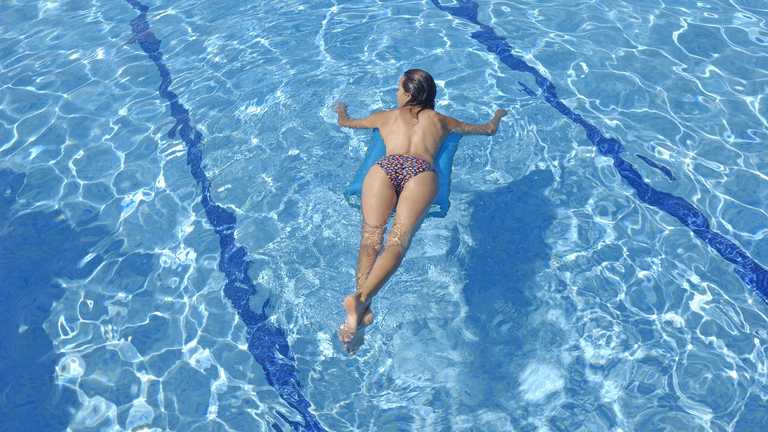 Piscinas públicas de Berlín permitirán a mujeres nadar en topless y tomar sol sin cubrirse el pecho