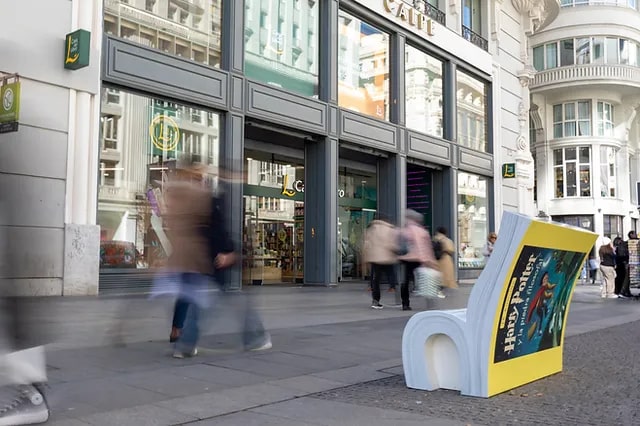 Las calles de Madrid se llenan de bancos en forma de libros en un intento por alentar la lectura