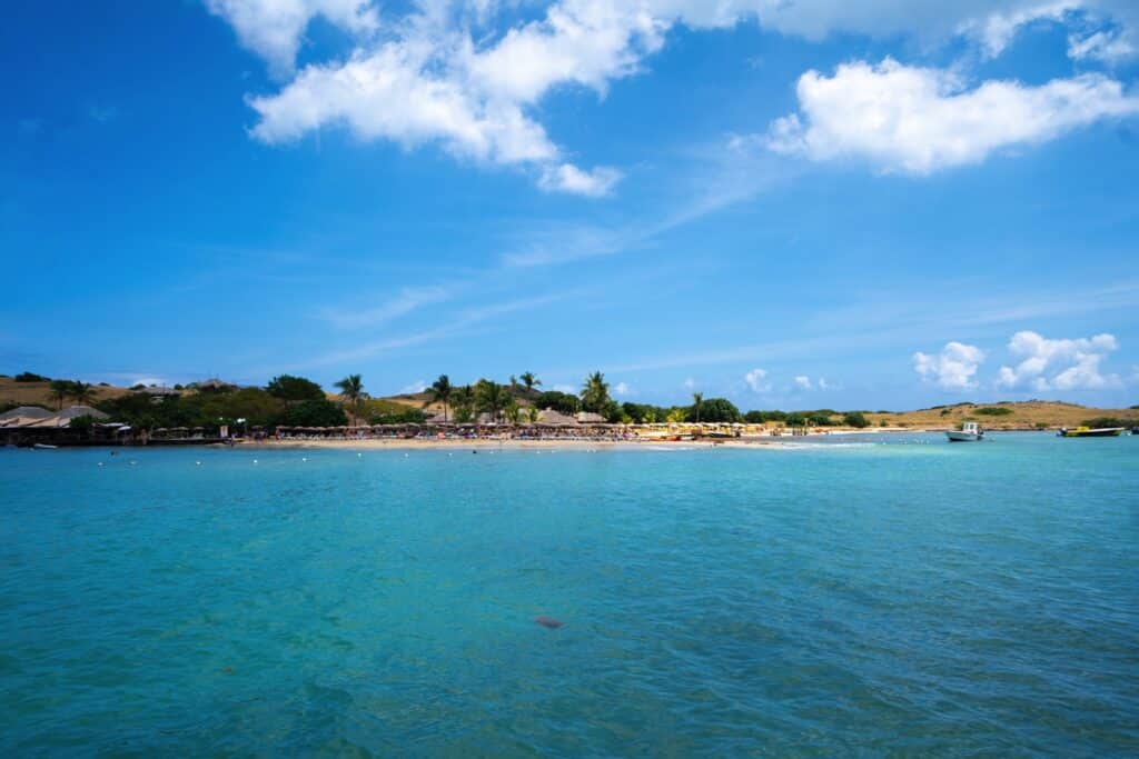 image pinel island desde el barco