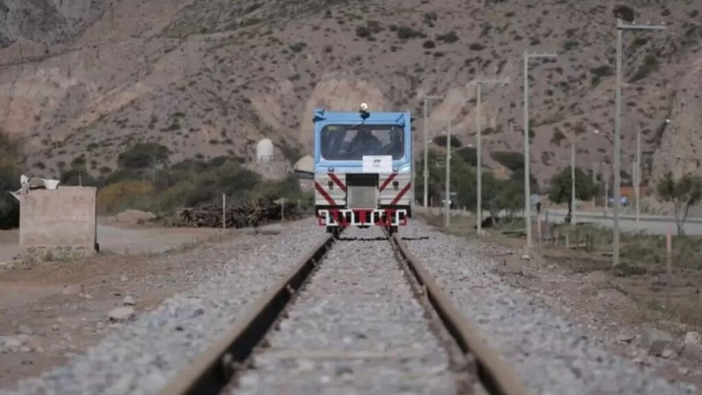 image tren turístico de la Quebrada de Humahuaca tren turistico quebrada de humanuaca argentina 2023 1