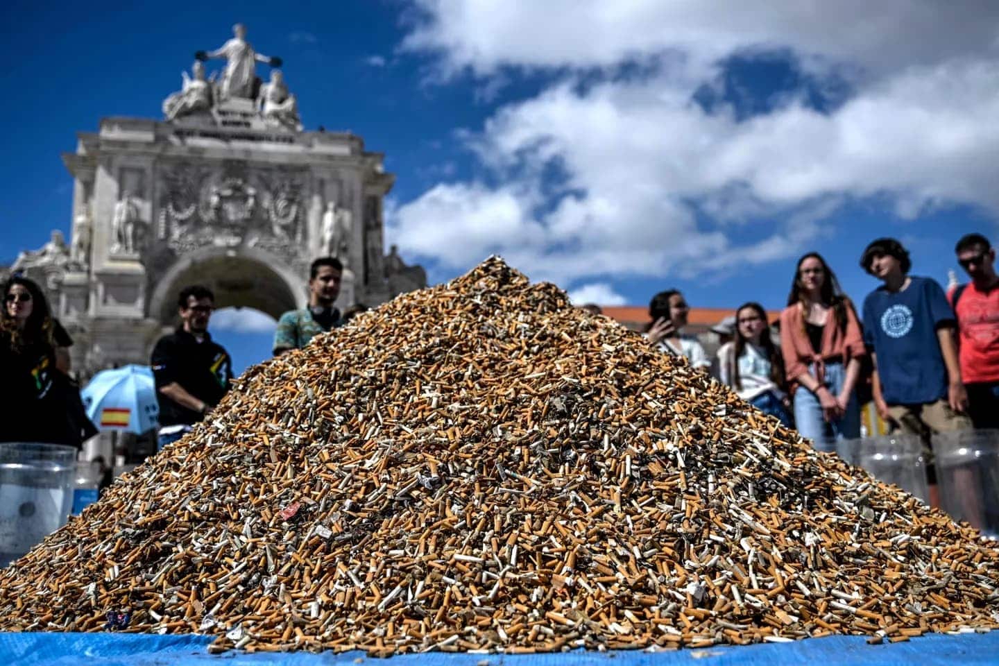 Activistas crean una gran montaña de 650.000 colillas de cigarrillo en una plaza de Lisboa-1