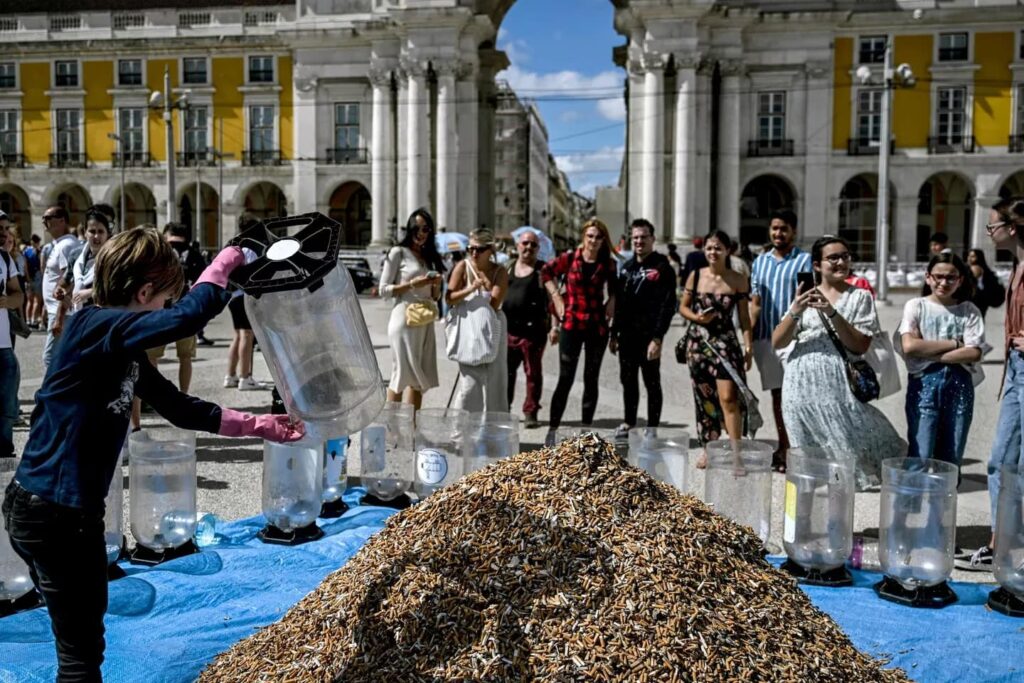 Activistas crean una gran montaña de 650.000 colillas de cigarrillo en una plaza de Lisboa