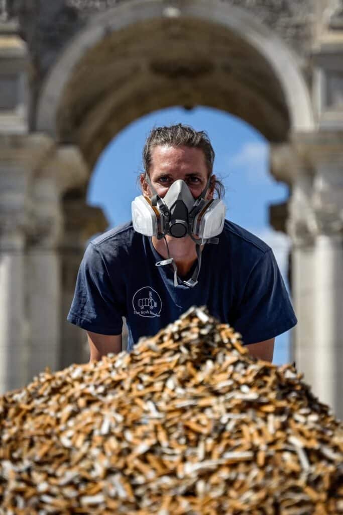 image Lisboa Activistas crean una gran montana de 650.000 colillas de cigarrillo en una plaza de Lisboa 3