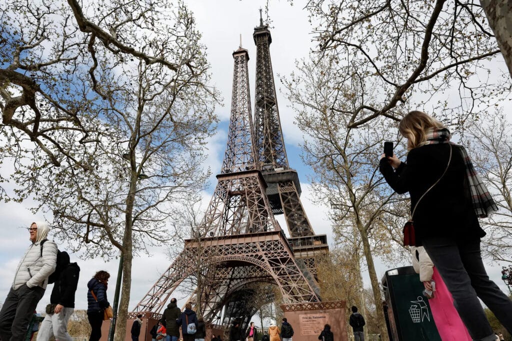 Conoce Eiffela, la réplica mini de la Torre Eiffel en París por los 100 años del fallecimiento de Gustavo Eiffel