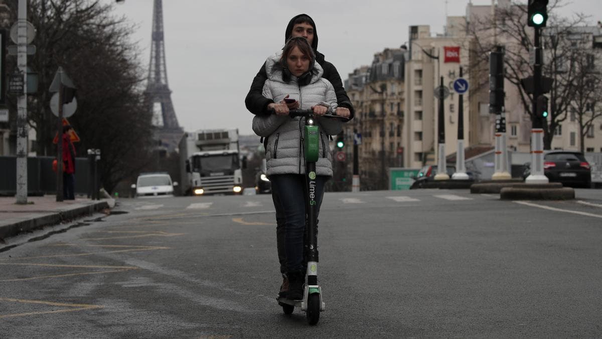 París se declara en contra de los patinetes de alquiler con una votación popular-1