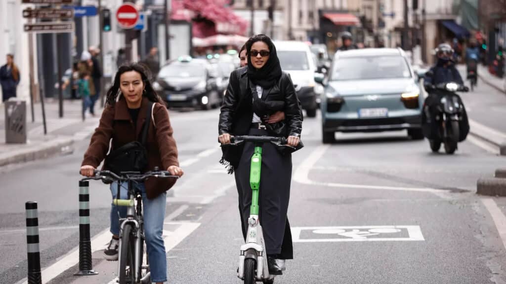 París se declara en contra de los patinetes de alquiler con una votación popular