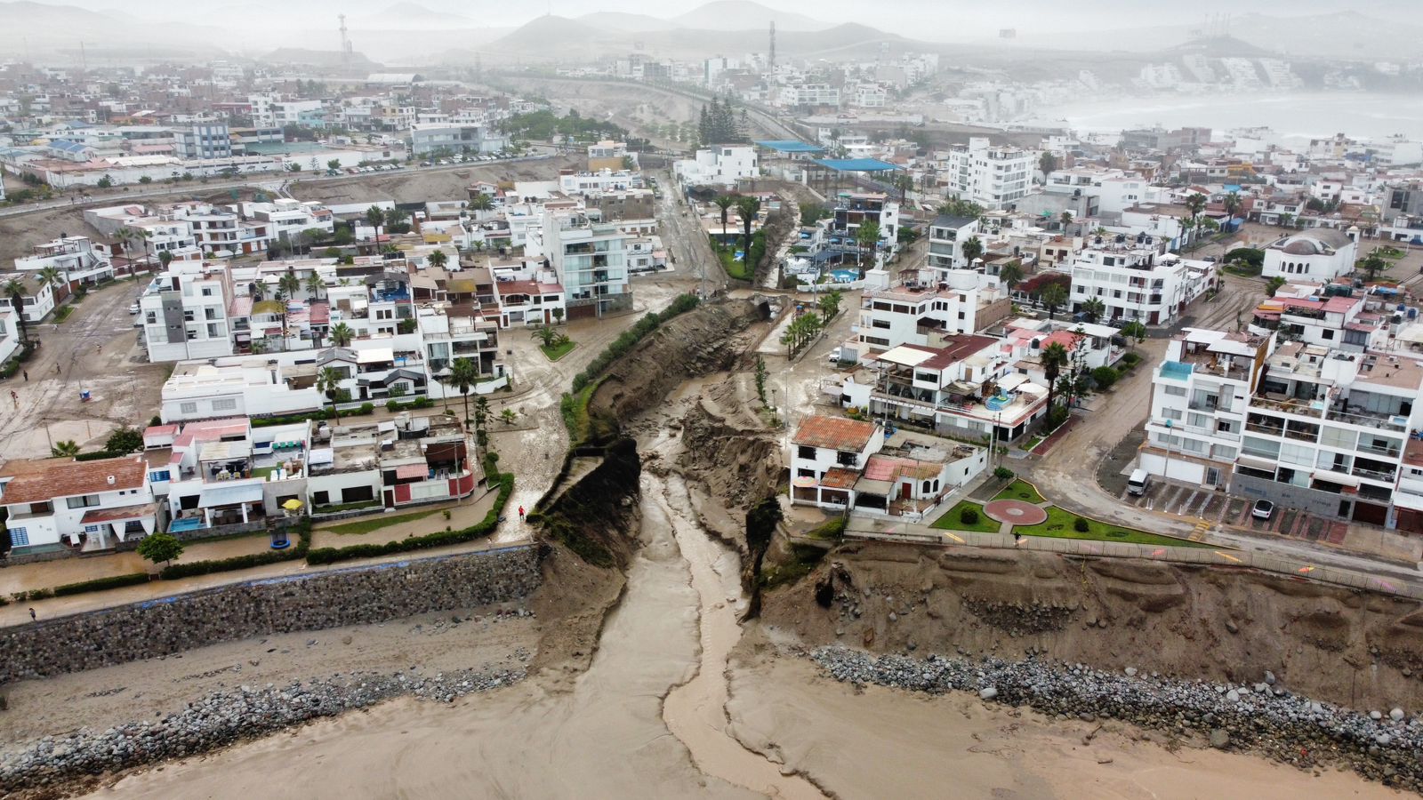 Perú pedirá un crédito de 943 millones de dólares para atender el efecto de las lluvias y la emergencia climática en el país-2