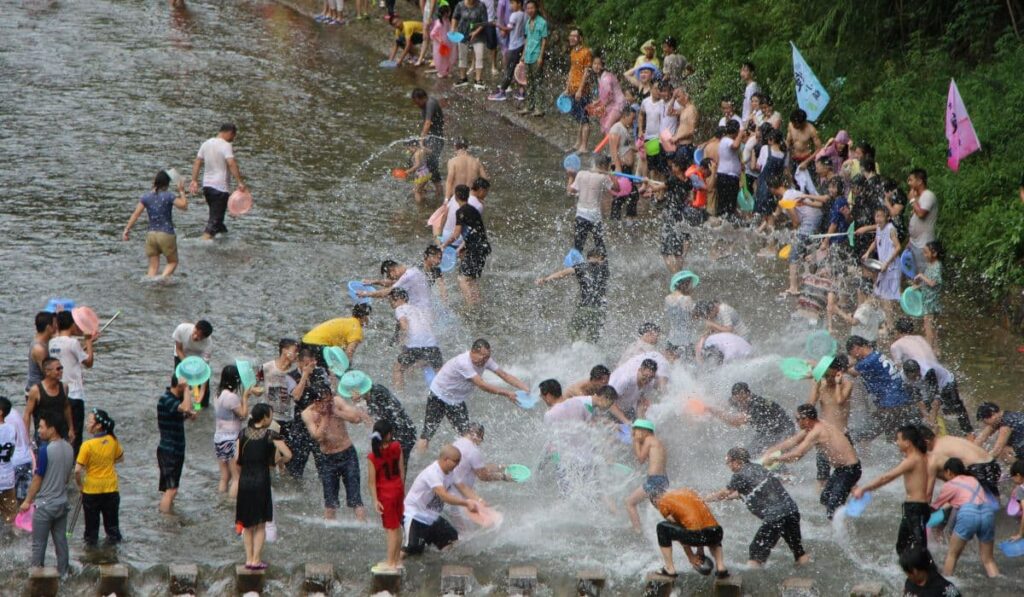 Las calles de Tailandia se llenan de festejos y agua con la celebración de Songkran, la fiesta nacional del Año Nuevo