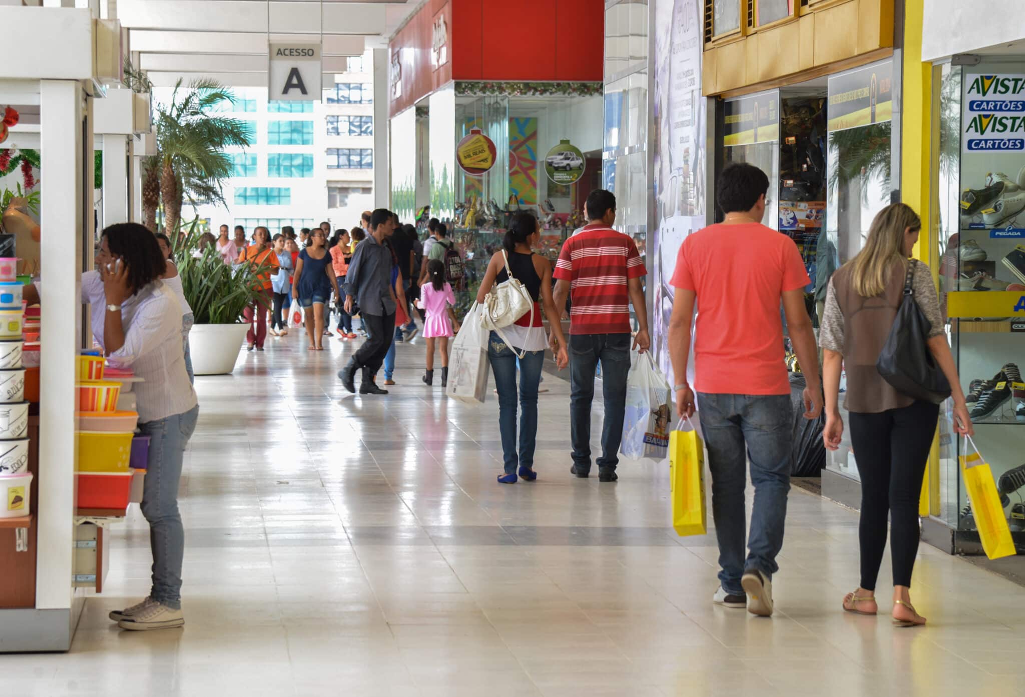 Shopping no centro de Brasília tem movimento intenso no último fim de semana antes do Natal