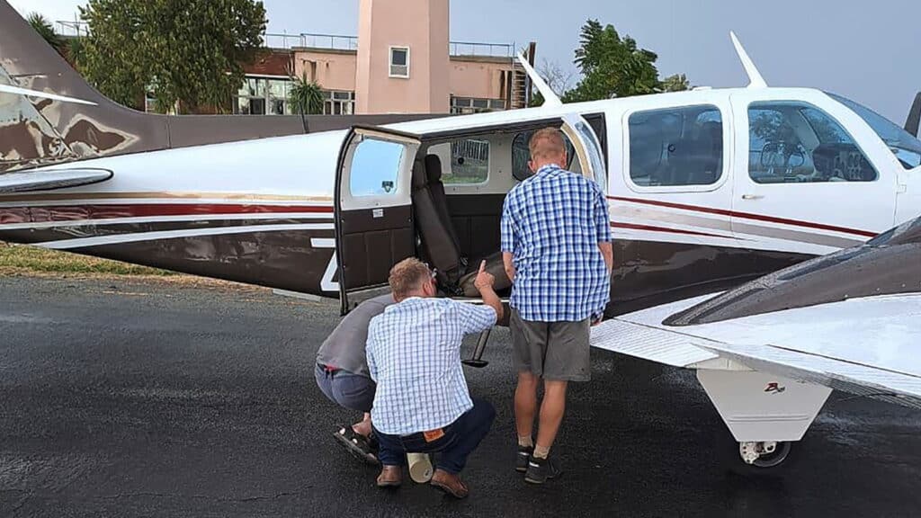 Sudáfrica: Una cobra apareció en la cabina de un avión y obligó al piloto a hacer un aterrizaje de emergencia