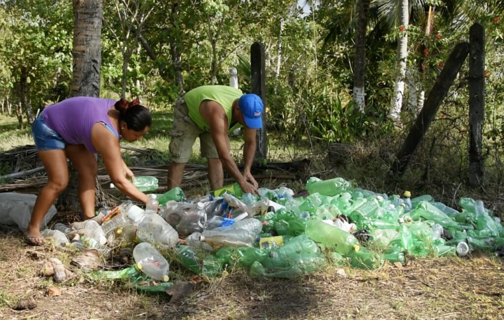 Costa Rica prohíbe la comercialización y entrega gratuita de bolsas y pajillas plásticas para reducir residuos plásticos