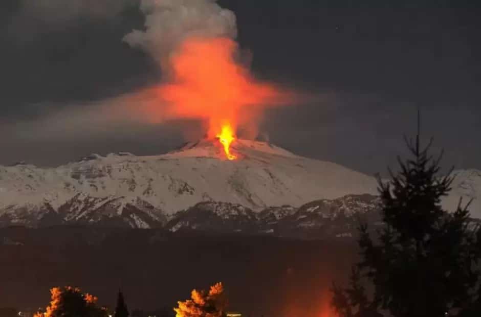 El monte Etna, el volcán más activo de Europa, entró en erupción y obligó a suspender vuelos a Catania