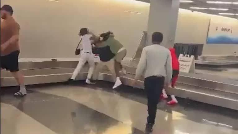 Registran una insólita pelea en el Aeropuerto Internacional O'Hare de Chicago durante un reclamo de equipaje