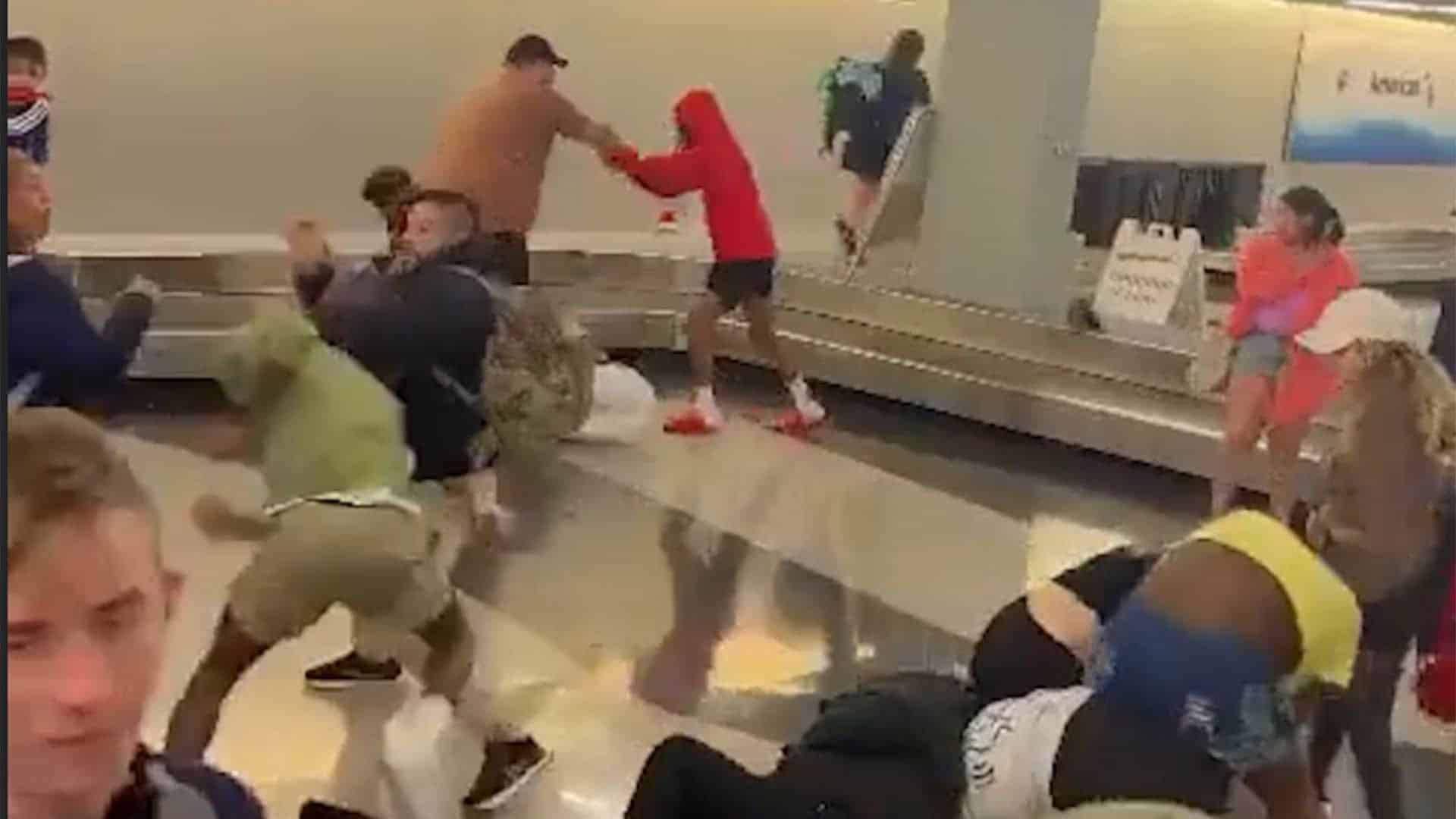 Registran una insólita pelea en el Aeropuerto Internacional O'Hare de Chicago durante un reclamo de equipaje