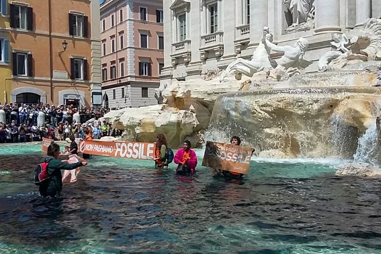 image Activistas climáticos activistas climaticos fontana di trevi 3