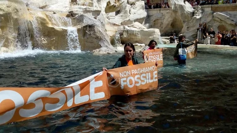 Italia: Activistas climáticos tiñen de negro la Fontana di Trevi en repudio a las inversiones en combustibles fósiles