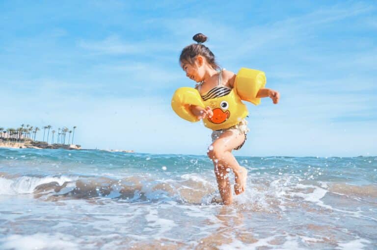 niña jugando en la playa