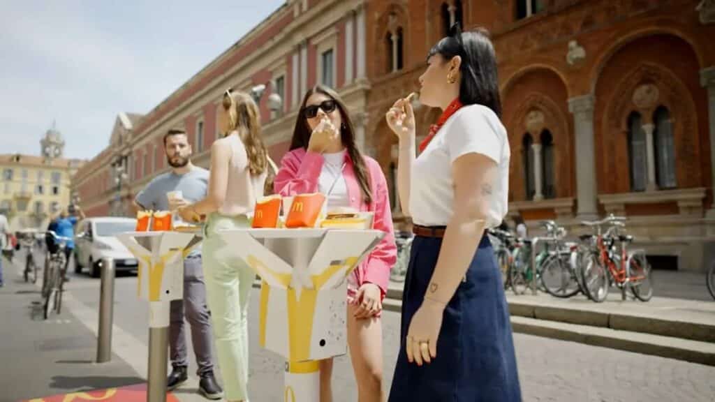 Así luce TableToGo, el increíble diseño de un envase de McDonald's que se convierte en mesa callejera