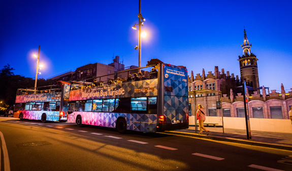 Barcelona Night Tour estrena nueva temporada: el circuito imperdible para descubrir la ciudad durante las noches de verano