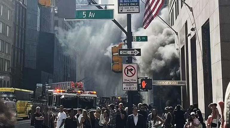 La 5th Avenue de Nueva York se llenó de humo tras el incendio de un transformador en la tienda Tiffany & Co.