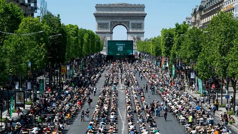 París logró un nuevo récord Guiness: celebró el dictado más grande del mundo con miles de personas en los Campos Elíseos