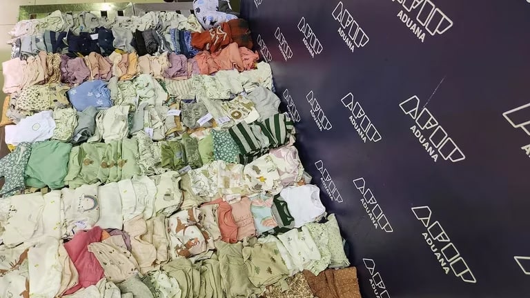 Argentina: Descubrieron a una mujer que intentó ingresar al país con 300 prendas de bebé en un vuelo proveniente de Miami