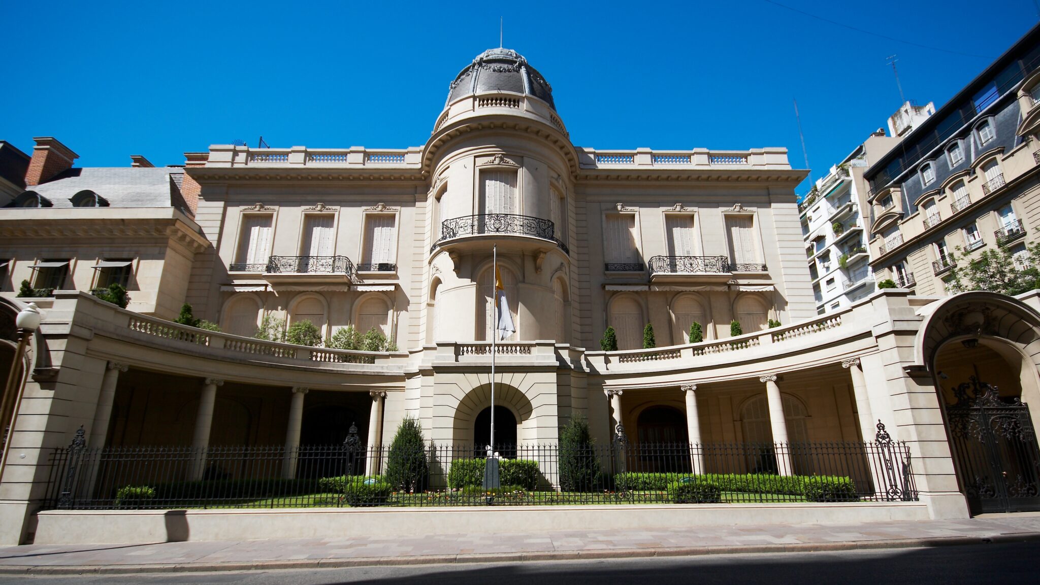 Buenos_Aires_-_Avenida_Alvear_-_20090104-g