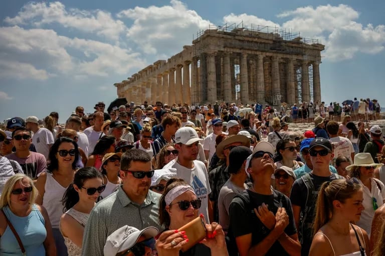 Grecia restringe el acceso a la Acrópolis de Atenas y otros lugares turísticos durante las horas del día con mayor temperatura