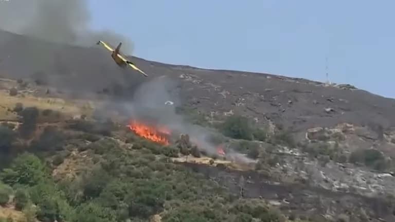 Se estrelló un avión bombero que luchaba contra los incendios en Grecia: los dos pilotos desaparecidos eran miembros de la Fuerza Aérea local