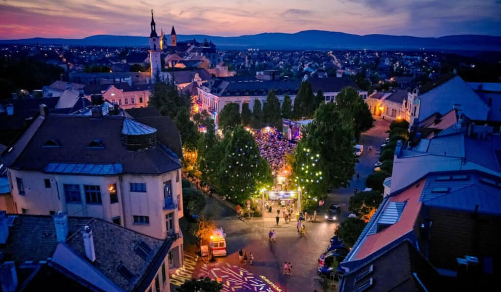 image Trekking en Santa Cruz Veszprem mejores destinos de europa para visitar en 2023